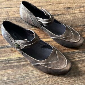 Josef Seibel Leather Bronze Metallic Mary Jane Shoe with 1.5" Heel Size 40/8.5
